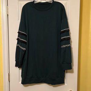 Green sweatshirt with details on the sleeve